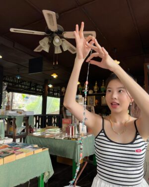 Sananthachat Thanapatpisal Instagram - 1.รูปที่หนึ่ง แอบลอกการบ้านเพื่อน ว่าคนอื่นเค้าร้อยกันยังไง
2.จริตจีบมือนี่รู้เลยว่าถนัดเว่อ 
3.ทำเข็มหาย แล้วบอกแม่ว่าเมื่อกี้มันอยู่ในมือตรงนี้เลย ตรงเน๊ แต่สุดท้ายแม่ช่วยหาจนเจอ น้องตกอยู่ในร่องไม้ 😂