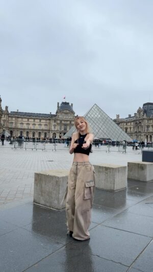 Sandara Park Instagram - 루브르 박물관 앞에서 Wop~!!! 
#Dara in #Paris #Louvre #Wop #SandaraPark #산다라박 #루브르 #파리