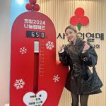 Sandara Park Instagram - #사랑의열매 홍보대사로 활동하게 돼서 너무 기쁘고 영광이에요~ 😀🙏🏻 앞으로도 여러분들과 함께 밝은 에너지, 즐거움과 따듯함을 나눌수 있는 가수로 그리고 사랑의열매 홍보대사로 열심히 활동할게요. 사랑의 온도탑이 100도가 될수 있도록 많은 관심 부탁드려요. ♥️🔥 우리 모두 주변에 사랑하는 사람들을 챙기면서 따듯한 연말 그리고 희망찬 새해 맞이해요~!!! 🥰🎉