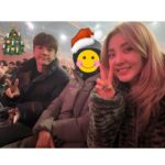 Sandara Park Instagram - 둥이랑 엄마 모시고 엄마의 최애!😍 이찬원님 콘서트를 다녀왔다🥹🤩 엄마가 유일하게 하는 외출이고 유일하게 소녀로 돌아가는 순간이다. 매번 느끼지만 정말 울엄마 최애 보는 눈이 있으시네! 공연과 실력은 말할것도 없고, 인품도 얼마나 좋은지 매번 감탄한다😭👍 나도 이제 #찬스 #이찬원 #입덕 #찬스감사제 엄마의 요청으로 얼굴은 가려드렸어요 🤣 ㅋㅋㅋ ps. 응원봉을 구하지 못한 엄마에게 봉 두개 가져오셨다며 빌려주신 앞자리에 앉으셨던 찬스분 너무 감사합니다😀🙏🏻💘 다음 공연땐 꼭! 공식굿즈를 미리 사서 준비할게용~!!!