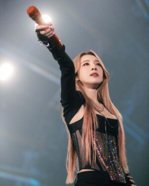 Sandara Park Instagram - #엄정화콘서트 #초대 🔥🔥🔥
정화언니의 무대에 게스트로 서게되다니…. 정말 꿈만 같고 행복했던 순간이었어요.. 🥹 
언니 콘서트 너무나 성공적으로 멋있게 마치신거 축하드립니다🥳👏🏻👏🏻👏🏻 하고 싶은 말이 너무 많아서..일기로 쓸게요~!!!😭정말 존경하고 사랑합니다. 저도 언니같은 아티스트가 되고싶어요♥️