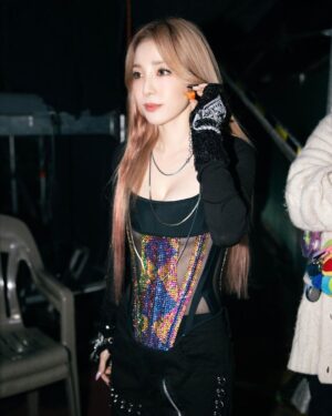 Sandara Park Instagram - #엄정화콘서트 #초대 🔥🔥🔥
정화언니의 무대에 게스트로 서게되다니…. 정말 꿈만 같고 행복했던 순간이었어요.. 🥹 
언니 콘서트 너무나 성공적으로 멋있게 마치신거 축하드립니다🥳👏🏻👏🏻👏🏻 하고 싶은 말이 너무 많아서..일기로 쓸게요~!!!😭정말 존경하고 사랑합니다. 저도 언니같은 아티스트가 되고싶어요♥️