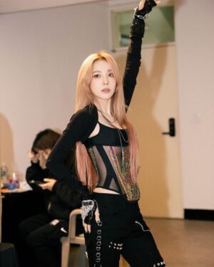 Sandara Park Instagram - #엄정화콘서트 #초대 🔥🔥🔥
정화언니의 무대에 게스트로 서게되다니…. 정말 꿈만 같고 행복했던 순간이었어요.. 🥹 
언니 콘서트 너무나 성공적으로 멋있게 마치신거 축하드립니다🥳👏🏻👏🏻👏🏻 하고 싶은 말이 너무 많아서..일기로 쓸게요~!!!😭정말 존경하고 사랑합니다. 저도 언니같은 아티스트가 되고싶어요♥️