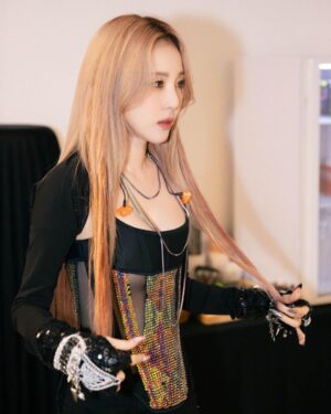 Sandara Park Instagram - #엄정화콘서트 #초대 🔥🔥🔥
정화언니의 무대에 게스트로 서게되다니…. 정말 꿈만 같고 행복했던 순간이었어요.. 🥹 
언니 콘서트 너무나 성공적으로 멋있게 마치신거 축하드립니다🥳👏🏻👏🏻👏🏻 하고 싶은 말이 너무 많아서..일기로 쓸게요~!!!😭정말 존경하고 사랑합니다. 저도 언니같은 아티스트가 되고싶어요♥️