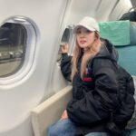 Sandara Park Instagram - 출장끝내고 집에가던길~✈️ 요즘엔 비행공포증 많이 극복해서 잠도 잘자고 기내식도 잘 먹고 영화도 보고 하늘구경도 한다😄🥹👍 이제 비행을 좀 즐겨볼까보다~!!! 즐기자~!!! Taipei Taoyuan International Airport