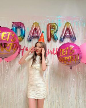 Sandara Park Instagram - 사랑하는 사람들과 함께한 생일 🥳🎂🎊🎉🎈🎁💘🥹 #SweetDARADARAday