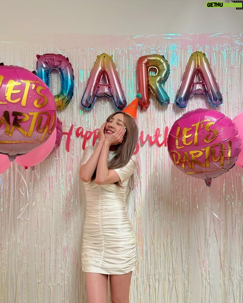 Sandara Park Instagram - 사랑하는 사람들과 함께한 생일 🥳🎂🎊🎉🎈🎁💘🥹 #SweetDARADARAday