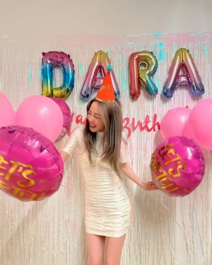 Sandara Park Instagram - 사랑하는 사람들과 함께한 생일 🥳🎂🎊🎉🎈🎁💘🥹 #SweetDARADARAday