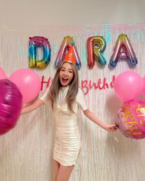 Sandara Park Instagram - 사랑하는 사람들과 함께한 생일 🥳🎂🎊🎉🎈🎁💘🥹 #SweetDARADARAday