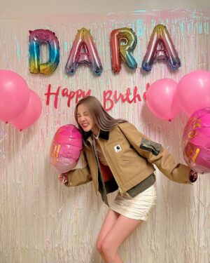 Sandara Park Instagram - 사랑하는 사람들과 함께한 생일 🥳🎂🎊🎉🎈🎁💘🥹 #SweetDARADARAday