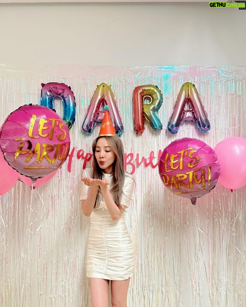 Sandara Park Instagram - 사랑하는 사람들과 함께한 생일 🥳🎂🎊🎉🎈🎁💘🥹 #SweetDARADARAday