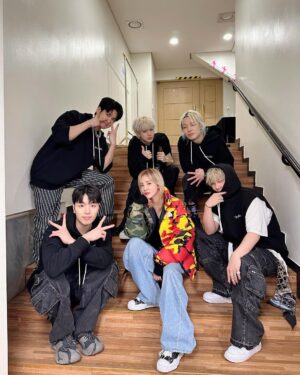 Sandara Park Instagram - 너무 오랜만에 만난 울 코니들🥹 역시 명곡이 너무 많고! 내가 좋아하는 노래두 너무 많구! 너무 잘한당~!!! 😆👏🏻👏🏻👏🏻 기다릴게 아이콘!!! 건강히 돌아와~!!! 😀♥️♥️♥️♥️♥️♥️ 
#ikon #아이콘