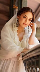 Sandeepa Dhar Instagram - Who else has been obsessed with this song since a decade ? #onloop #roopkumarrathod #epic #maulameremaula @munnasphotography @prashant.photography @shru_birla Outfit @roze.india