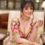 Sandeepa Dhar Instagram - This Diwali, May your inner light grow & bring light all around. ✨ #happydiwali . @anishashettyofficial @sausinbis @mukashu.mua @nitutamang143 @shru_birla