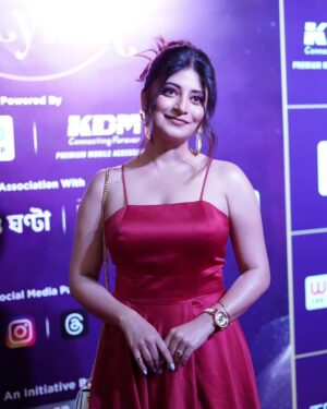 Sandipta Sen Instagram - Thank you so much @iwmbuzz for the lovely evening and thanks for the award ❤️ 
.
.
👗@neelsaha_styled_by_blue 
Makeup: @pritha_dutta_official 
Hair: @jhalsadey201 
,📸@priyatoshsinharoy9 
Managed by : @decalogue_mgmt 

#awardnight #iwmbuzz #kolkata