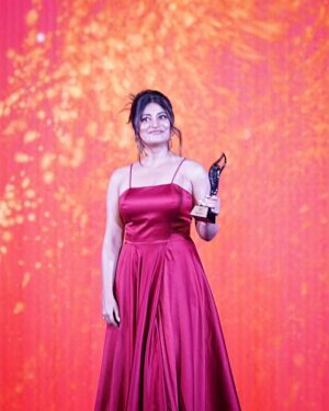 Sandipta Sen Instagram - Thank you so much @iwmbuzz for the lovely evening and thanks for the award ❤️ 
.
.
👗@neelsaha_styled_by_blue 
Makeup: @pritha_dutta_official 
Hair: @jhalsadey201 
,📸@priyatoshsinharoy9 
Managed by : @decalogue_mgmt 

#awardnight #iwmbuzz #kolkata