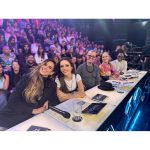 Sandy Instagram - Obrigada, @lucianohuck, querido por sempre me receber tão bem… 💜 Amei estar no @domingao, pela primeira vez com minha banda ao vivo, com meu amor-barista-cantor-ator-favorito @lucas.lima, meus parceiros musicais de Nós, Voz, Eles @wanessa e @vitorkley, e todo elenco do programa e Dança dos Famosos! Foi uma delícia!! Daqui a pouquinho na @tvglobo. Não percam! 💜🎈