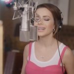 Sandy Instagram - Como vocês devem saber, meus projetos musicais são essencialmente autorais. Isto porque, além de cantar, é importante pra mim que eu possa me expressar por meio das composições. Ao mesmo tempo, pode ser delicioso criar novas versões de músicas de outros artistas e, de alguma forma, ressignificar algumas dessas canções pra mim. Então, enquanto meu DVD não sai do forno, me conta qual sua releitura favorita? 👀