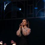 Sandy Instagram - Já com saudade do público de Floripa e Curitiba… 💜 E tava com saudade tb dos cliques da minha super fotógrafa, “NPL”, e vcs? Aproveitando, vou estar de volta a Sampa nesta quarta-feira, 28, no @espacounimed! Quem vem, me conta aqui na legenda? 🎈