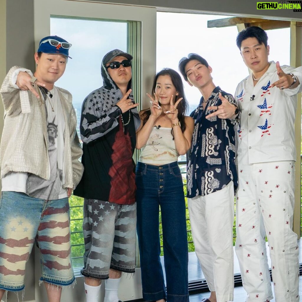 Sang Heon Lee Instagram - Belated post on one of the funnest shows ever. Legend has it she’s still whipping her hair back and forth to this day. I love these guys sm!!! 😍@psickuniv Check them out on YouTube! shoutout @dumbfoundead for connecting us ☺️🫶🏻 정말 세젤잼 코믹 인터뷰 충격파격 그냥 웃다가 시간 훅 지나갔던 … 벌써 작년 여름이구나 🥹❤️ 피식팸 너무 좋아!!!!!