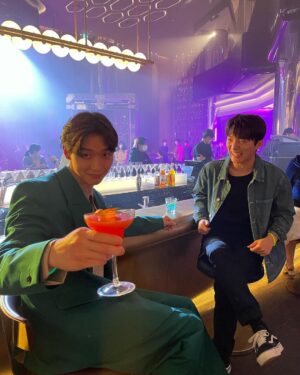 Sang Heon Lee Instagram - Cheers to all my fans and have a lovely weekend xo 🥰😏
@xokittynetflix @netflix @netflixgolden