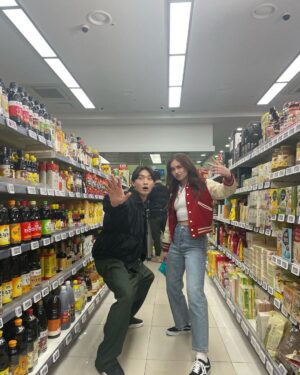 Sang Heon Lee Instagram - Cheers to all my fans and have a lovely weekend xo 🥰😏
@xokittynetflix @netflix @netflixgolden