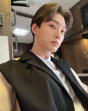 Sang Heon Lee Instagram - Cheers to all my fans and have a lovely weekend xo 🥰😏
@xokittynetflix @netflix @netflixgolden