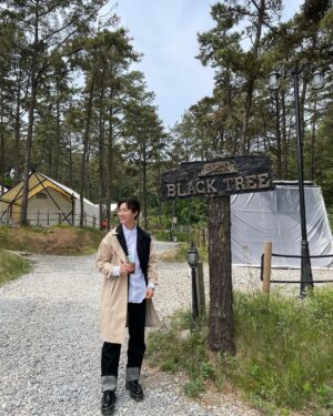 Sang Heon Lee Instagram - Cheers to all my fans and have a lovely weekend xo 🥰😏
@xokittynetflix @netflix @netflixgolden