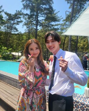 Sang Heon Lee Instagram - Cheers to all my fans and have a lovely weekend xo 🥰😏
@xokittynetflix @netflix @netflixgolden