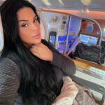 Sarah Fraisou Instagram - Aimez-vous voyager seul ou accompagné ? 😜 #picoftheday #avion #chill