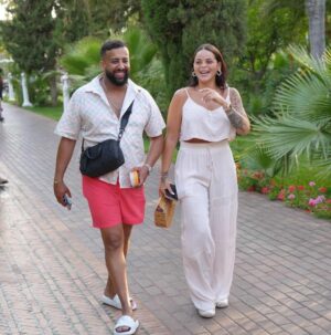 Sarah Fraisou Instagram - Ils sont beaucoup avoir fait un bout de chemin dans ma vie et rares sont restés fidèles les amis c’est important mais les frères que tu crées c’est encore mieux je t’aime mon reuf 💪🏻 @zegachaoff toujours fidèle au poste dans les bons, comme dans les mauvais moments qui accepte mon caractère dans les bons et les mauvais aspect ♥️ #friends #marrakech #picoftheday #fun #smile #sun #life #tunisie #naturel