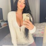 Sarah Fraisou Instagram - Le plus important n’est pas le regard des autres mais le regard que vous portez a votre égard quand vous êtes devant votre miroir 😜 #pictureoftheday #life #lifestyle #home