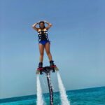 Sarah Fraisou Instagram - Toujours cherché à aller plus haut !!!!!! 😜😜😜😜😜 #picoftheday #dubai #playa #overboard @bookeusedubai Dubai, United Arab Emirates