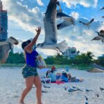 Sarah Fraisou Instagram - Libre comme l’air 🦅🦅#picoftheday #lesanges11 #miamibeach #mouette #beach Miami Beach, Florida