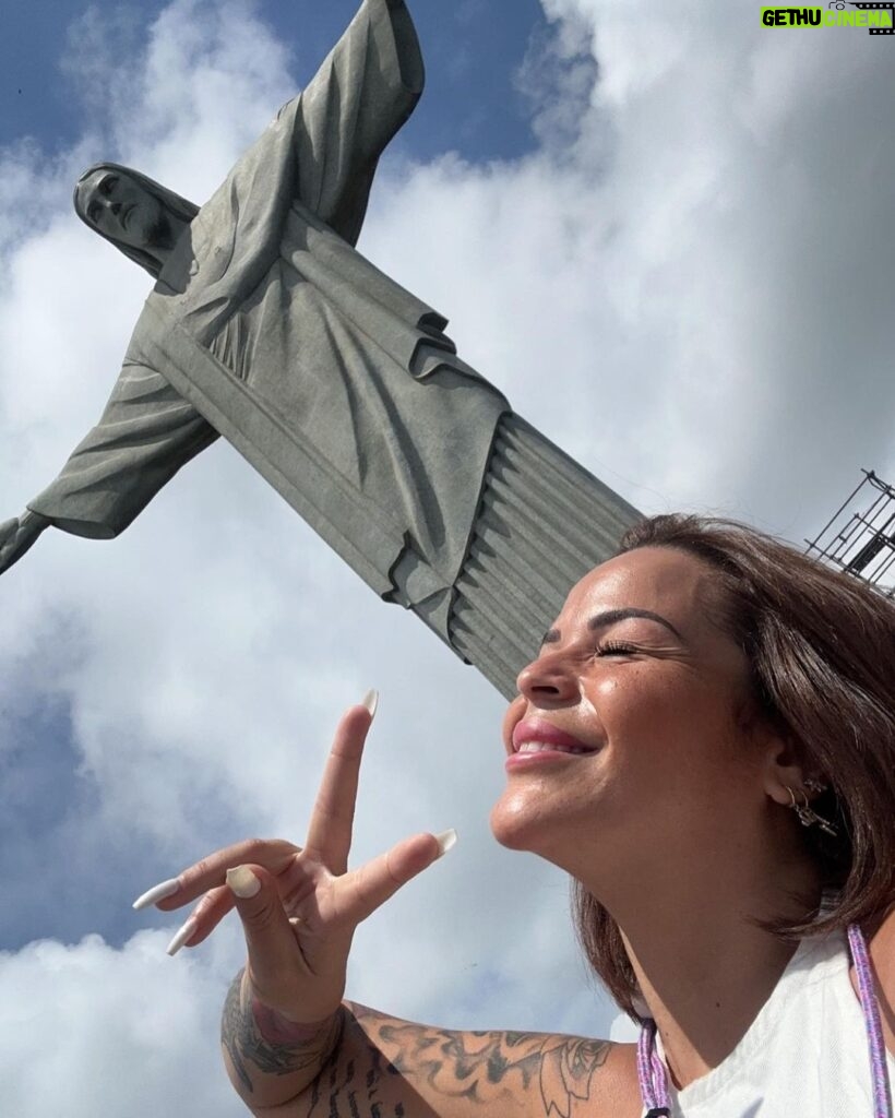 Sarah Fraisou Instagram - Corcovado 🇧🇷 #brazil🇧🇷 #picoftheday #holiday #fun #visiting Cristo Redentor, Corcovado - Rio De Janeiro