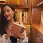Sarah Jeffery Instagram - should I review some more books on here 📚😌❓