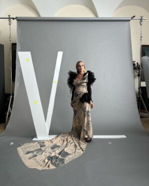 Sarah Jessica Parker Instagram - Hello you. X, SJ

Vogue: @voguemagazine
Director: @bardiazeinali
Fashion Editor: @jordenbickham
Talent Director: @sergiokletnoy
DP: @packdrawn
Editor: @willhtown
Production: @prodn_artandcommerce
Hair: @sergenormant
Makeup: @ElaineOffers
Nails: @ginailsinc