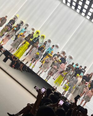 Sarah Jessica Parker Instagram - I finally left the house and landed in @fendi wonderland. Our top secret #sarahjessicaparkerxfendi collaboration on the iconic @fendi baguette was revealed on the runway tonight, and four colorways are due to arrive sparkly and ready just in time for the holidays. This eve I got to Carrie/carry the lavender delight. The whole show was a feast. Will they let me borrow any for @justlikethatmax season 2???? 
X, SJ