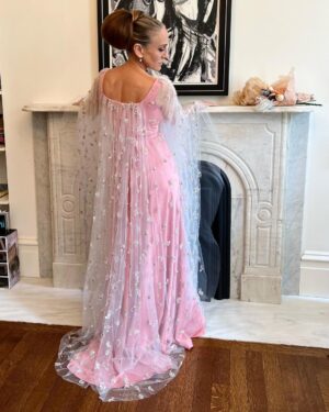 Sarah Jessica Parker Instagram - Just wait until you see the front.
No words right now.
I’m sure they’ll come later. 
See you in Suite 719.
X, SJ