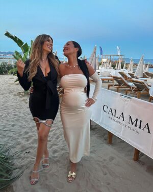 Sarah Lopez Instagram - Il y a un an jour pour jour sur une plage différente, dans un autre pays… Comme quoi la vie est bien faite. Love You sis’