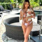 Sarah Lopez Instagram – Premier look de plage/piscine pour Aaliyah. Vous en pensez quoi ? Ça en jette, non ? On oublie pas de protéger son joli petit bébé 🥹