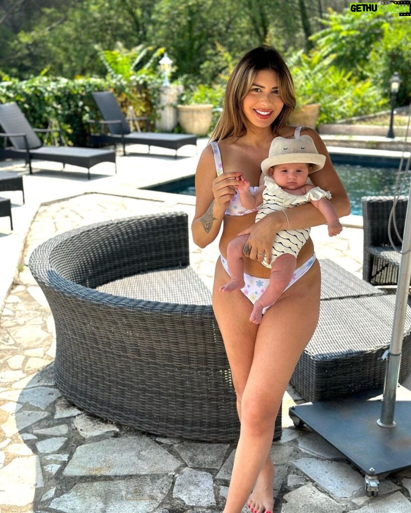 Sarah Lopez Instagram - Premier look de plage/piscine pour Aaliyah. Vous en pensez quoi ? Ça en jette, non ? On oublie pas de protéger son joli petit bébé 🥹