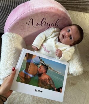 Sarah Lopez Instagram - Et voilà notre tout premier album photos de famille. Les petites joues d’Aaliyah, mon bidou, notre amour avec Gé… j’y ai mis nos clichés favoris. Manque plus qu’à lui trouver une belle petite place dans notre maison. Merci @monalbumphoto.fr 

Si vous avez envie de faire plaisir à votre super maman, mon code est le suivant : SARAH40 

#sponsorisé @agenceweevents