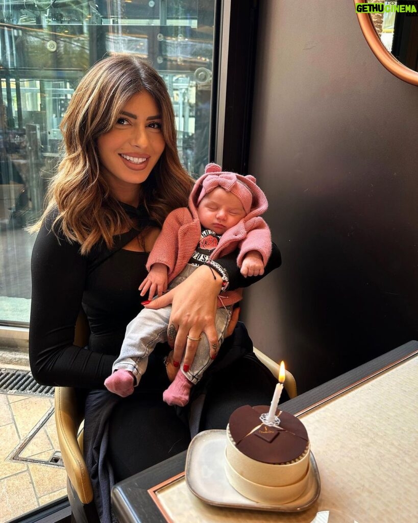 Sarah Lopez Instagram - Premier Moinniversaire pour princesse Aaliyah. Je profite qu’elle fasse sa sieste et qu’elle ne soit pas encore gourmande comme maman pour savourer le gâteau 😂 J’ai du faire 155 photos pour l’occasion pour garder ça précieusement et surtout pour qu’on en rigole ensemble dans quelques années 💤😴