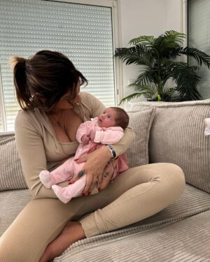 Sarah Lopez Instagram - Nouveau fond d’écran je crois, vous en pensez quoi ? Vous faites partie de notre petite tribu alors on s’invite chez vous ce dimanche avec Aaliyah et d’ailleurs, on est curieuses de savoir ce que vous avez prévu de ce week-end prolongé 🥰
