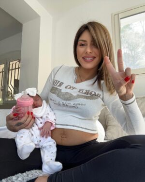 Sarah Lopez Instagram - Deux petites semaines que ma fille, ma meilleure amie, ma fierté, ma bouille d’amour est parmi nous. Elle me fait tout oublier de cet accouchement particulier, c’est fou ! 
Côté bidou, je commence à apprendre à regarder ma cicatrice et j’ai décidé d’être naturelle… je prends le temps qu’il faudra pour retrouver ma taille, pas question de se stresser, de se mettre une quelconque pression ou d’avoir recours à je ne sais quoi. La vie est trop belle avec mon bébé 🥰