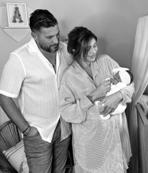 Sarah Lopez Instagram - Gérald et moi sommes heureux de partager avec vous, la toute première photo de notre trésor (et plein d’autres souvenirs figés). Après plusieurs jours à la maternité, quelques complications inattendues, Aaliyah a enfin découvert sa nouvelle maison et se porte, grâce à Dieu, comme un charme. Elle vous envoie depuis sa chambre de princesse, beaucoup de douceur, de tendresse et surtout énormément d’amour. Elle vient agrandir la plus belle des familles : celle que mon homme (qui a été d’un soutien et d’une force incroyable) m’a offert. Elle comble ses parents, son oncle et sa tante, ses grands-parents, son frère et sa sœur … et vous remercie pour toutes les jolies choses que vous avez dit, envoyé, partagé pour elle et à son sujet. À toutes les tatas et tontons du web, mille mercis ! À toute les équipes médicales (c’est important !), mille autres remerciements et une immense gratitude ❤️