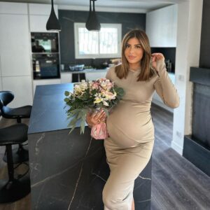 Sarah Lopez Instagram - 32 ans … un nouvel anniversaire avec des gens que j’aime. Merci à mon chéri d’avoir tout organisé. Je le savais déjà j’ai trouvé le meilleur homme au monde. Merci à mes amis et à ma mère pour tous ces cadeaux. Merci à tous pour tous vos messages. A 32 ans je suis une femme et dans quelques semaines une maman. Je vous aime ❤️