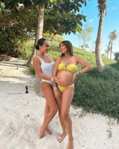 Sarah Lopez Instagram - Il y a un an jour pour jour sur une plage différente, dans un autre pays… Comme quoi la vie est bien faite. Love You sis’ Mandelieu-la-Napoule