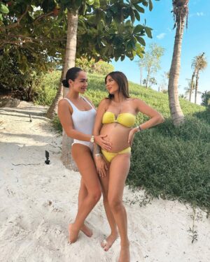 Sarah Lopez Instagram - Il y a un an jour pour jour sur une plage différente, dans un autre pays… Comme quoi la vie est bien faite. Love You sis’